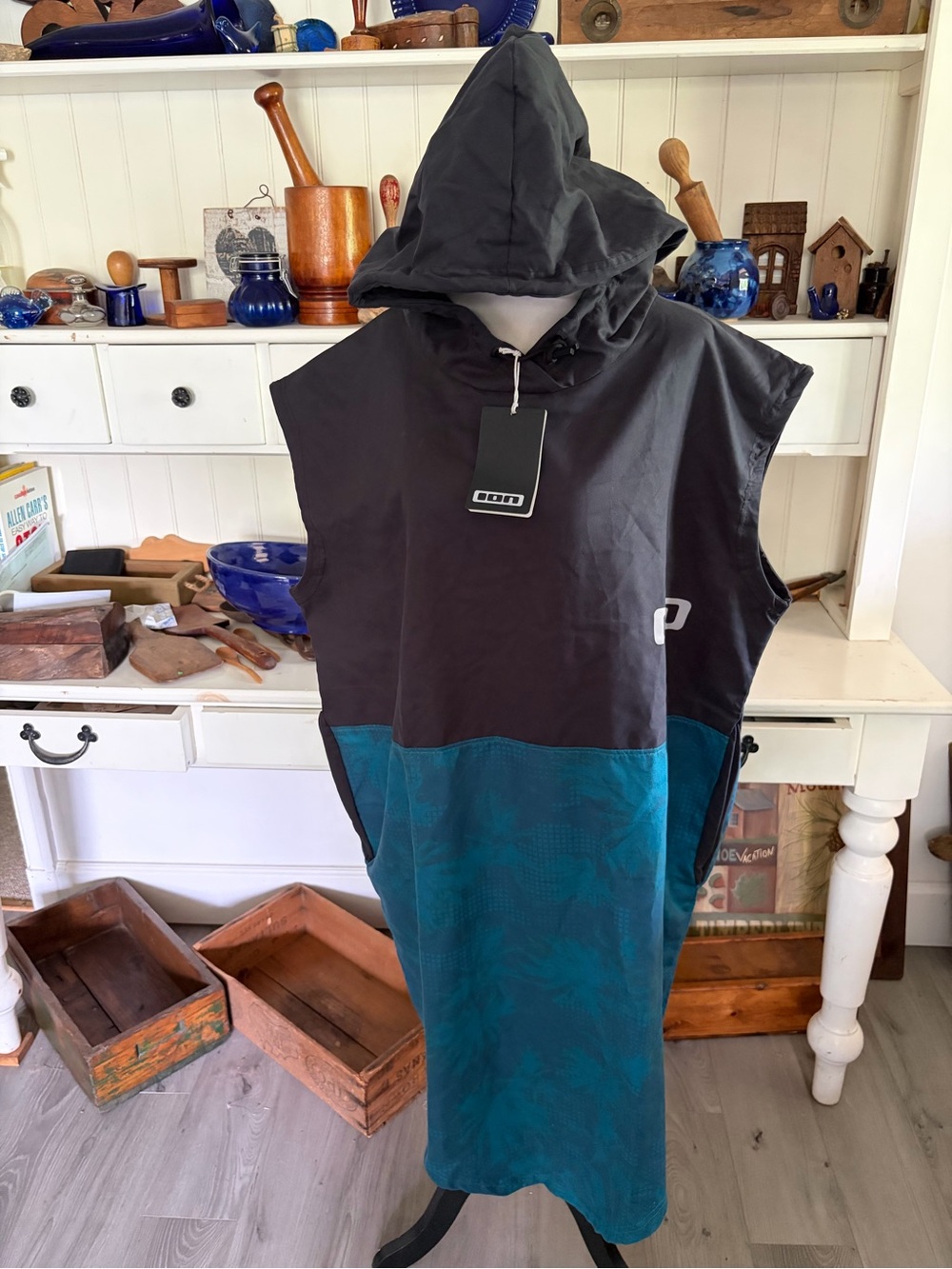ION Hooded Changing Robe in Black and Teal